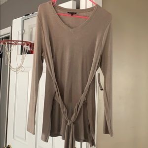 Lightweight sweater with accent tie in front